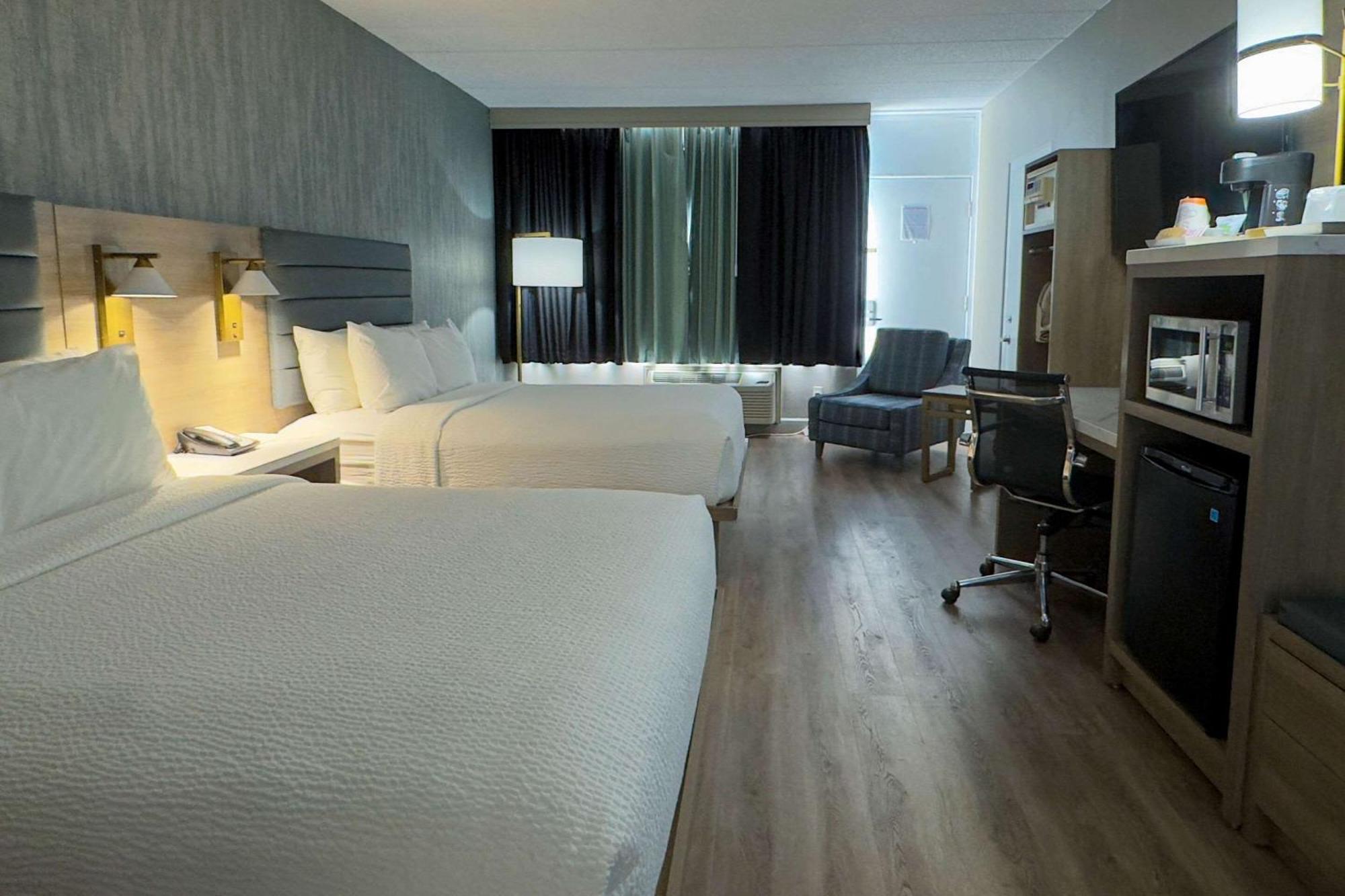 Radisson Hotel Montreal Airport Exterior photo