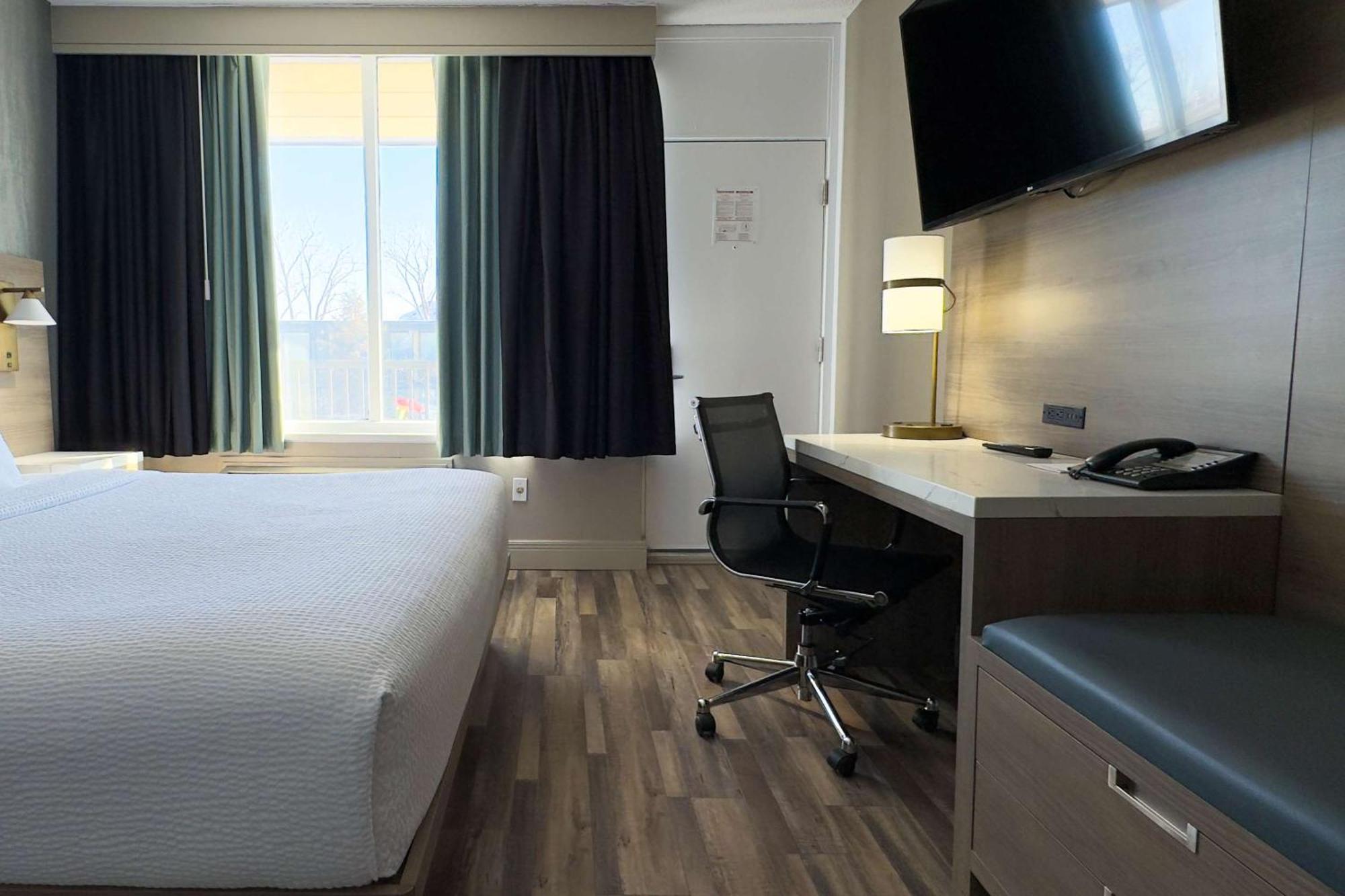 Radisson Hotel Montreal Airport Exterior photo