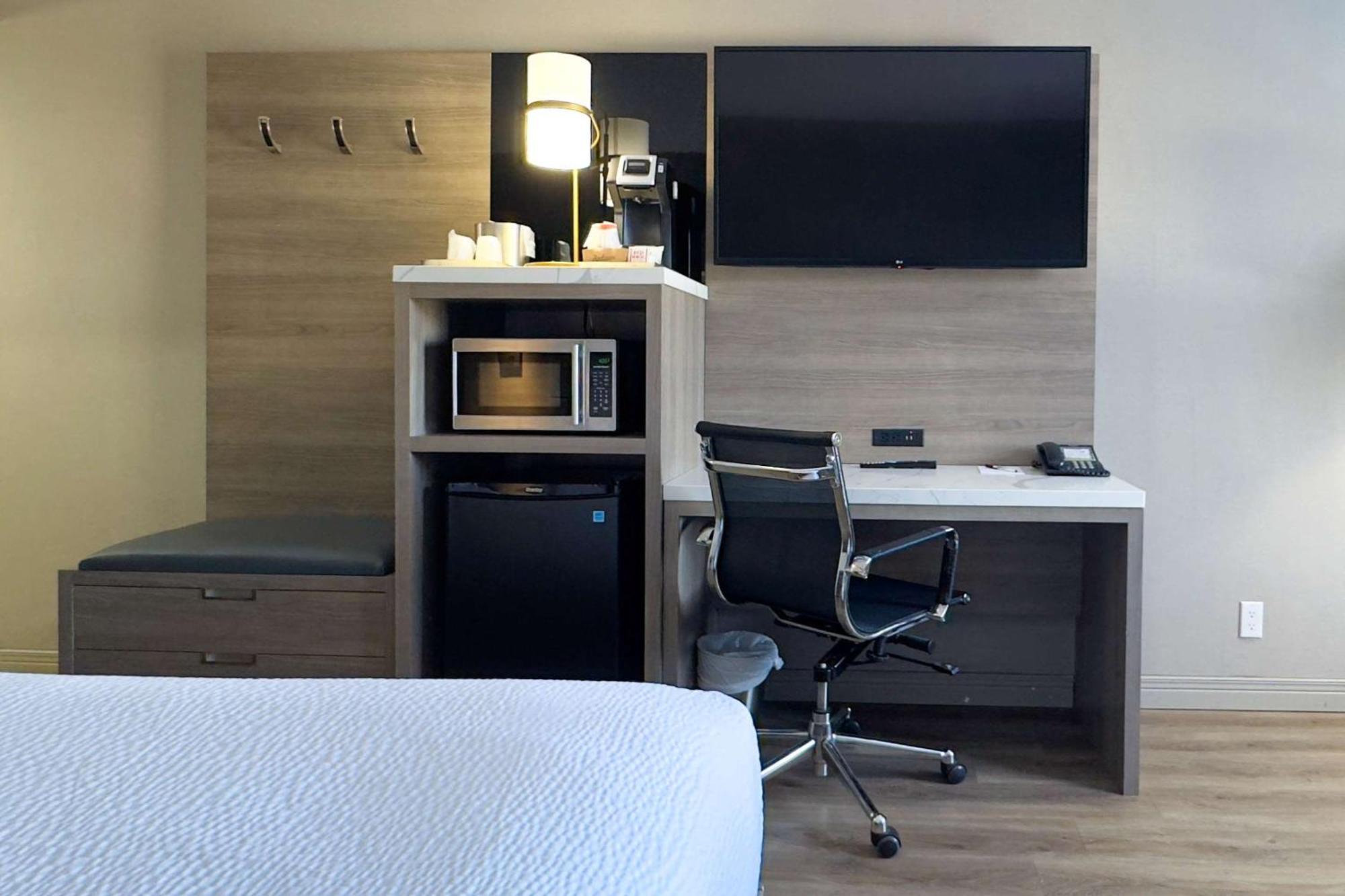Radisson Hotel Montreal Airport Exterior photo