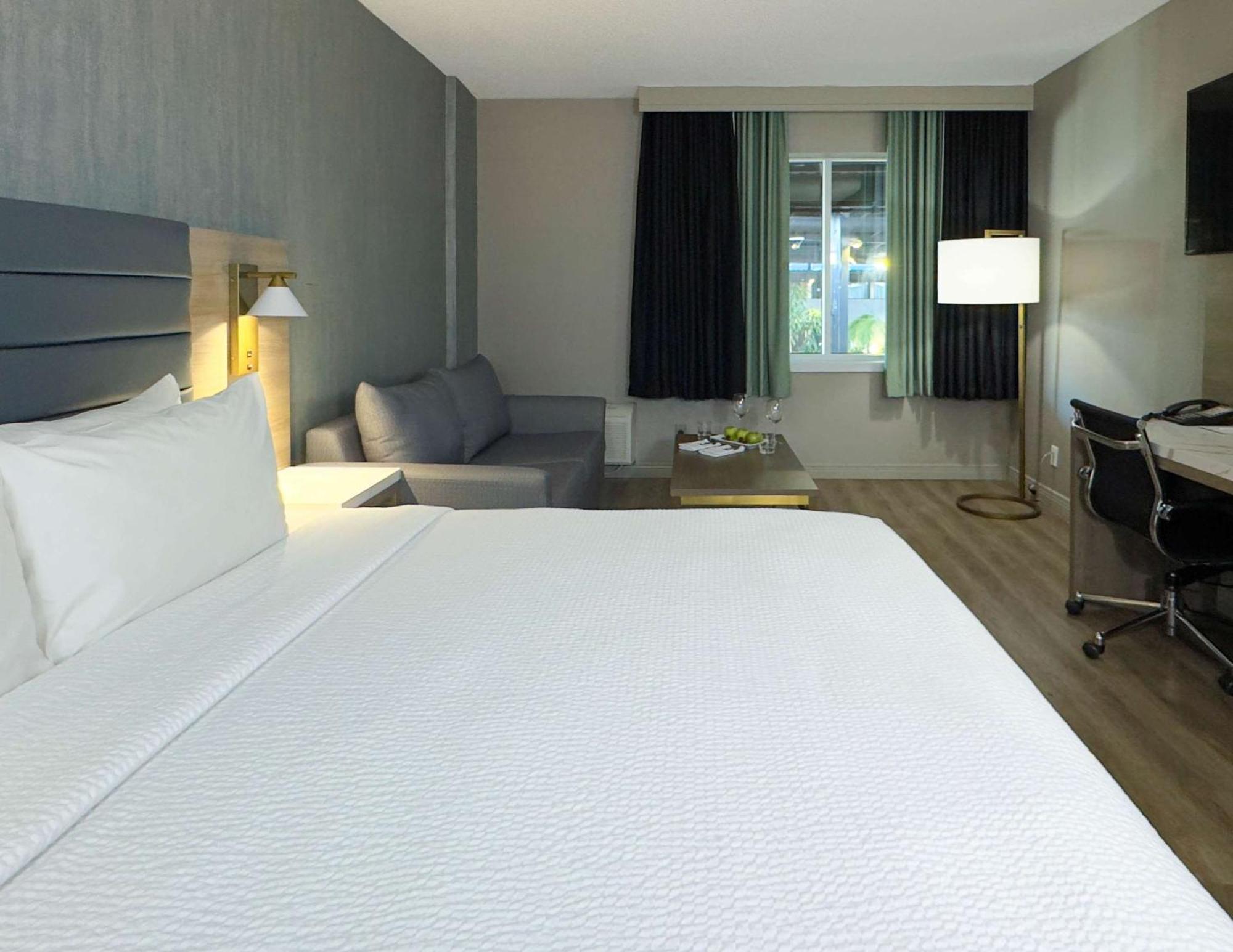 Radisson Hotel Montreal Airport Exterior photo